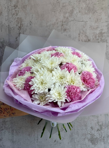 Сборный букет из хризантем и диантусов от интернет-магазина цветов в 