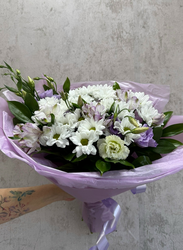 Сборный букет с хризантемой от интернет-магазина цветов в 