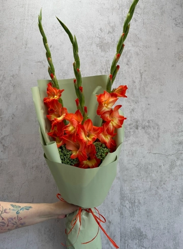 Монобукет из гладиолусов от интернет-магазина цветов в 