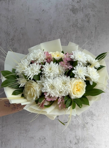 Сборный букет с ароматной розой  от интернет-магазина цветов в 