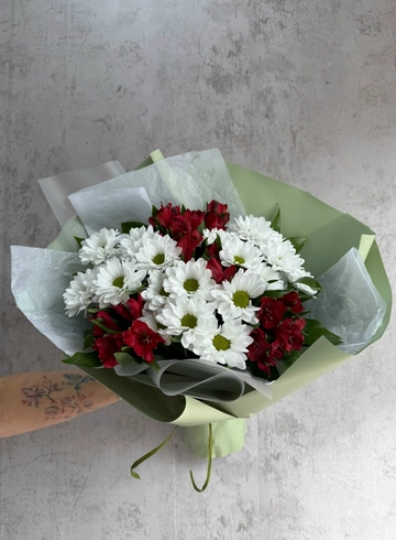 Сборный букет с ромашковыми хризантемами  от интернет-магазина цветов в 