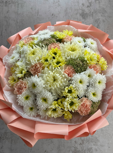 Круглый букет из хризантем и диантусов от интернет-магазина цветов в 