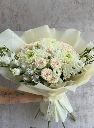 Сборный букет с кустовой розой от интернет-магазина цветов в 