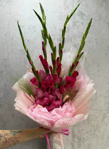 Монобукет из малиновых гладиолусов от интернет-магазина цветов в 