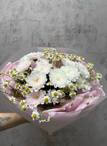 Букет из хризантемы и матрикарии от интернет-магазина цветов в 