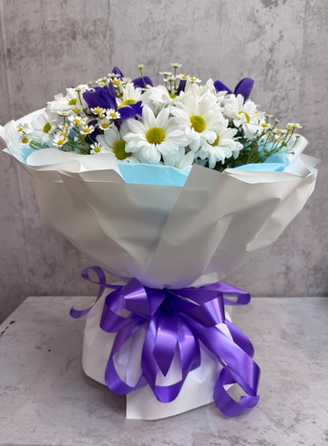 Сборный букет с ирисами от интернет-магазина цветов в 