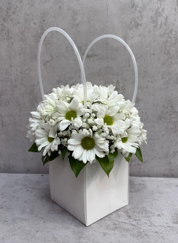 Белая сумка с хризантемой от интернет-магазина цветов в 