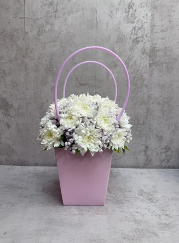 Хризантема в лиловой сумке от интернет-магазина цветов в 