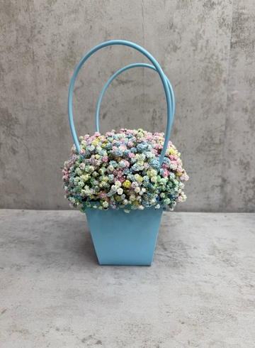 Гипсофила в голубой сумке от интернет-магазина цветов в 