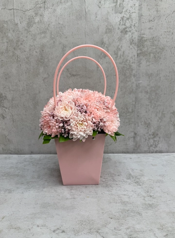 Хризантема розовая в сумке от интернет-магазина цветов в 